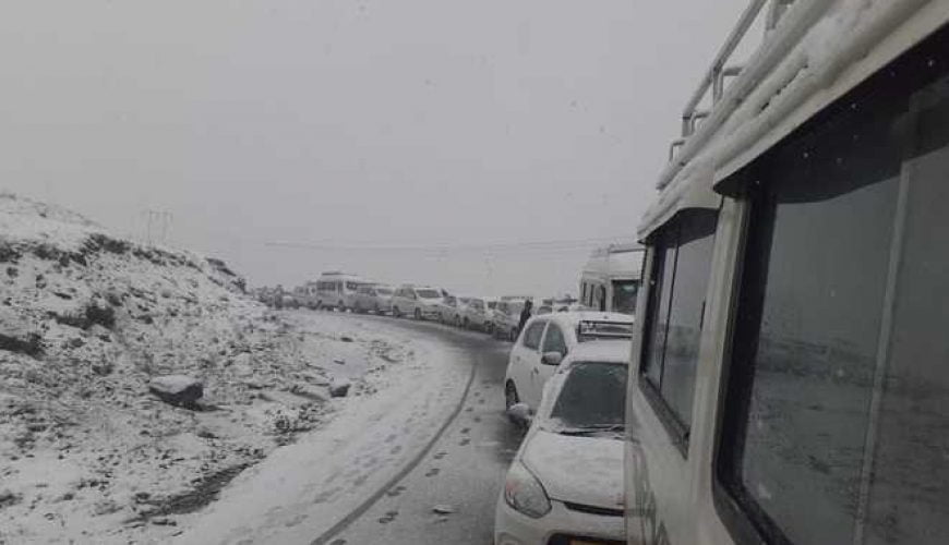 Fresh snowfall at Rohtang, traffic suspended