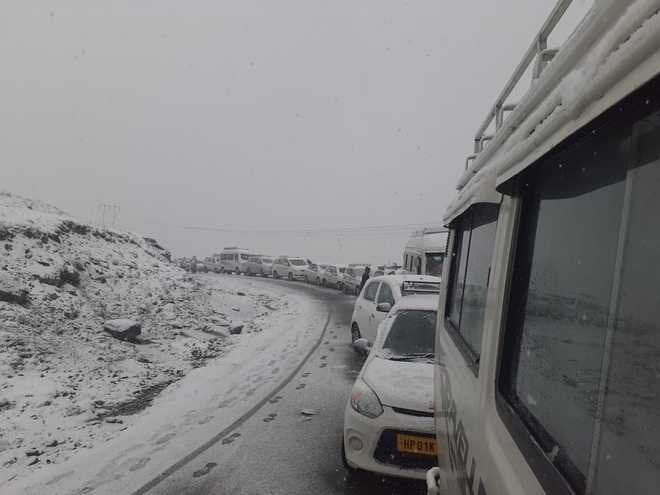 Fresh snowfall at Rohtang, traffic suspended
