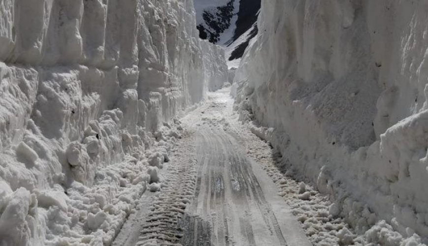 BRO undertakes snow-clearance work at Baralacha La on Manali-Leh highway