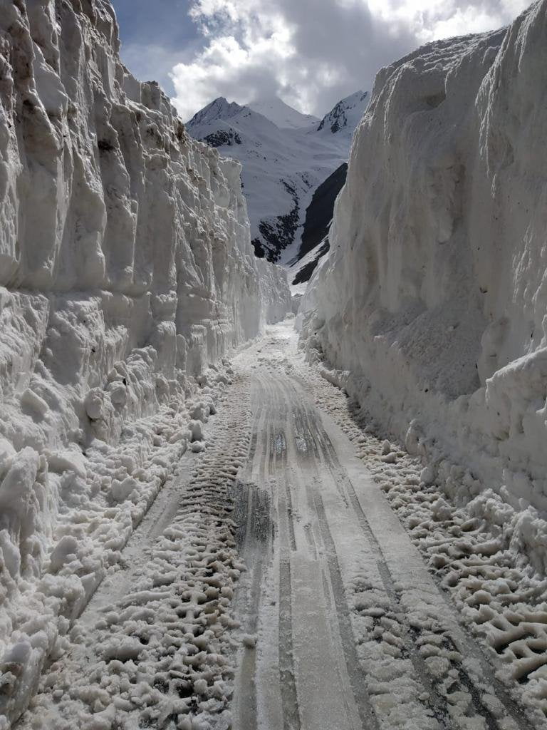 BRO undertakes snow-clearance work at Baralacha La on Manali-Leh highway