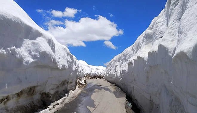 Snowfall in Rohtang Pass, Baralacha La
